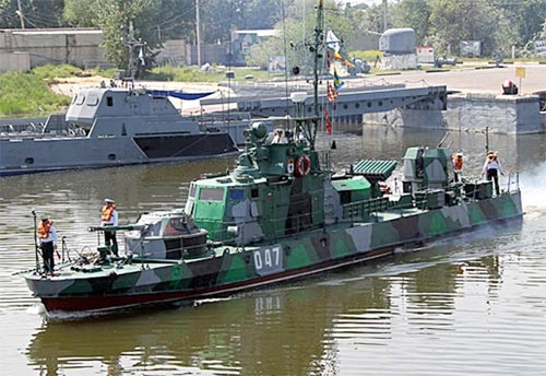 Photograph of a Russian Navy gunboat on unknown waters.